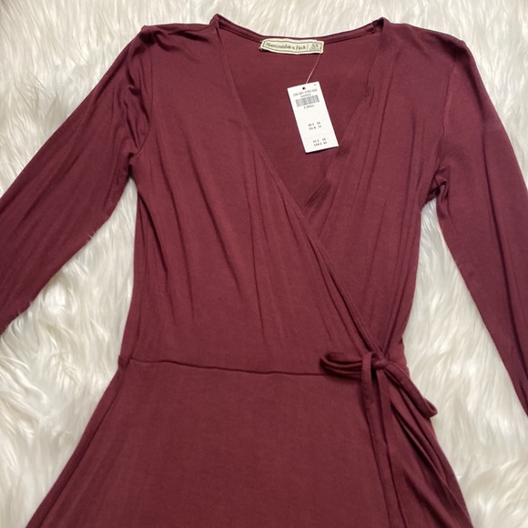 Abercrombie & Fitch dress is a faux wrap front viscose in burgundy color, lXS - Picture 4 of 8